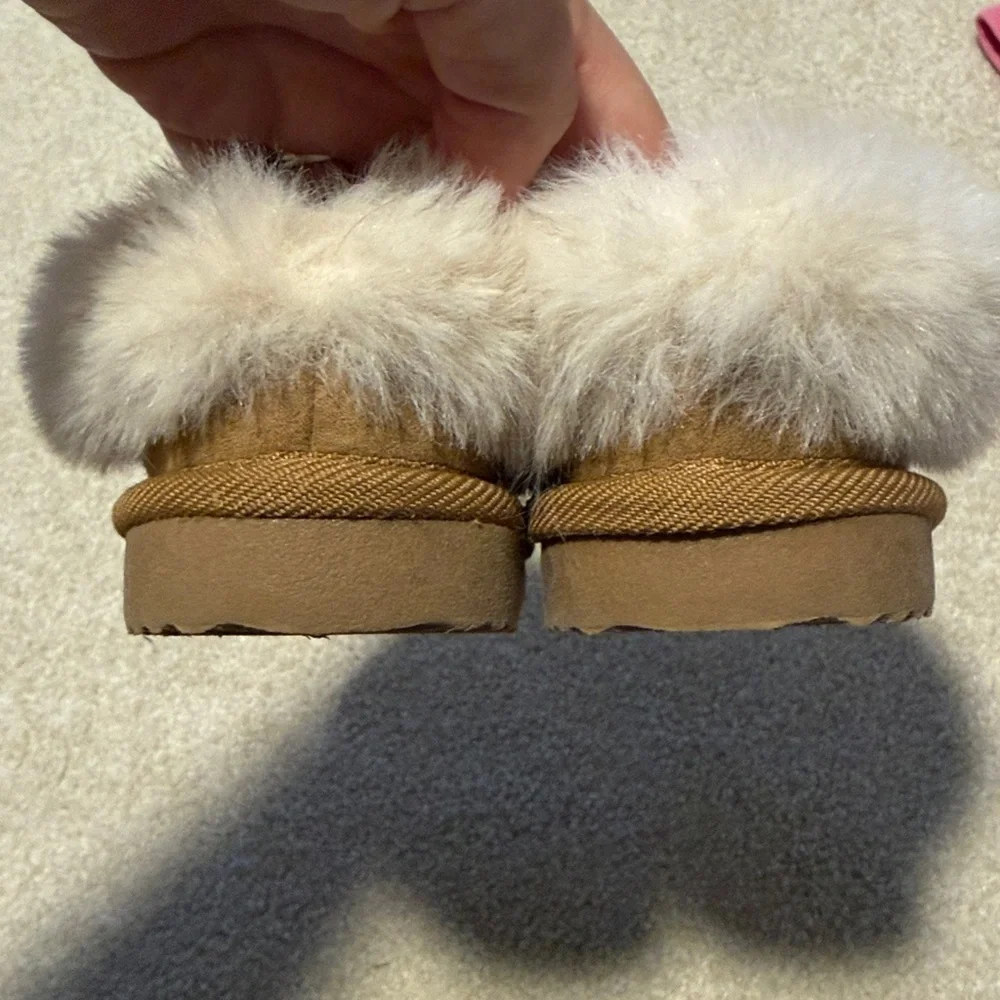 Cat & Jack Cozy Faux Fur Trim Suede Slippers - Tan and Cream Size 7